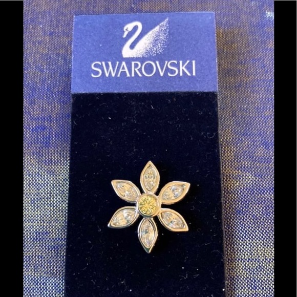 🎄SWAROVSKI Signed Crystal Flower Pin NWT - Picture 5 of 7